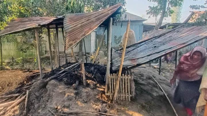 বগুড়ার ধুনটে আগুনে পুড়ে গেল বাড়ি নিঃস্ব কৃষক পরিবার